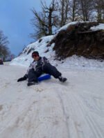 Piedras Blancas: juegos en la nieve, trineos y 4 ascensos en aerosilla con traslado incluido - Image 4