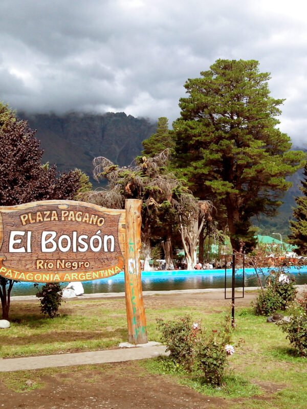 Excursión a El Bolsón y Lago Puelo: tradición, naturaleza y cultura patagónica para toda la familia - Imagen 1