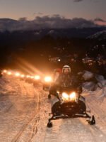 Una noche mágica en la nieve: cuatriciclos, motos y cena en La Cueva en el cerro Catedral