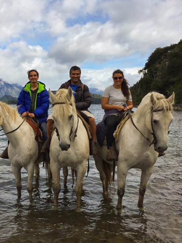 Cabalgata por el bosque de cohiues: paseo a caballo en la naturaleza de Bariloche - Imagen 1