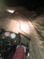 Una noche mágica en la nieve: cuatriciclos, motos y cena en La Cueva en el cerro Catedral - Imagen 4