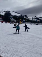 Iniciación en la Nieve: Clase Bautismo en Ski o Snowboard en Cerro Catedral - Imagen 3