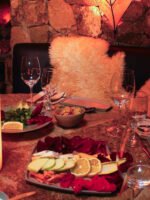 Una noche mágica en la nieve: cuatriciclos, motos y cena en La Cueva en el cerro Catedral - Imagen 3