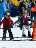 Un día completo en la nieve: clases de ski o snowboard para chicos con todo incluido