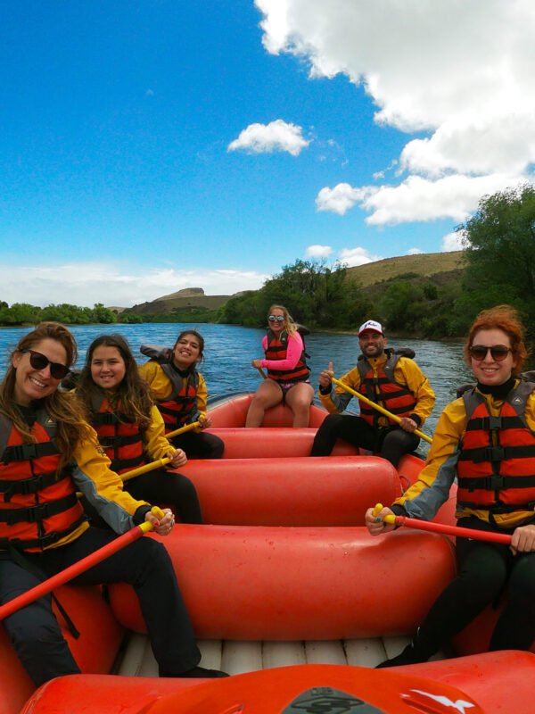 Rafting en el río Limay: aventura por la estepa patagónica - Imagen 1