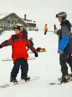 Un día completo en la nieve: clases de ski o snowboard para chicos con todo incluido - Imagen 4