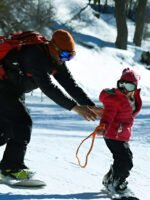 Un día completo en la nieve: clases de ski o snowboard para chicos con todo incluido - Imagen 2