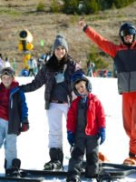 Un día completo en la nieve: clases de ski o snowboard para chicos con todo incluido - Imagen 3
