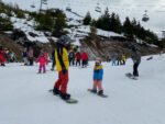 Un día completo en la nieve: clases de ski o snowboard para chicos con todo incluido - Imagen 2