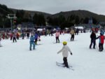 Un día completo en la nieve: clases de ski o snowboard para chicos con todo incluido