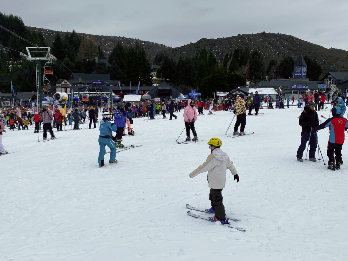 Ski peques 6 (1) Un día completo en la nieve: clases de ski o snowboard para chicos con todo incluido - Imagen 1