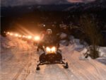 Una noche mágica en la nieve: cuatriciclos, motos y cena en La Cueva en el cerro Catedral