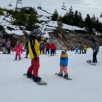 Un día completo en la nieve: clases de ski o snowboard para chicos con todo incluido